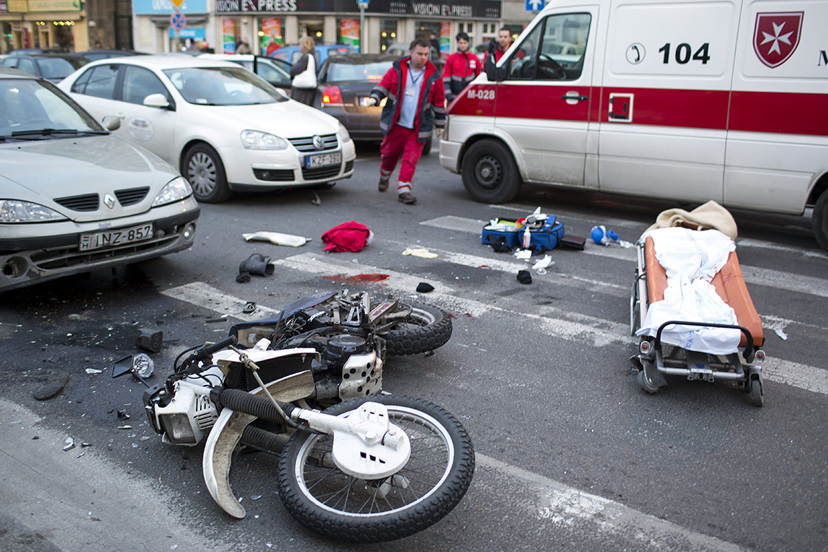 Összeroncsolódott motorkerékpár a III. kerületi Kolosy téren, miután a motor személyautóval ütközött 2012. december 7-én. A kiérkező mentők életmentő beavatkozást hajtottak végre a motoroson, a 30 év körüli férfi kórházba szállítása után meghalt. A helyszínről egy hatvan év körüli férfit is kórházba vittek mellkasi és hasi sérülésekkel.
MTI Fotó: Mohai Balázs