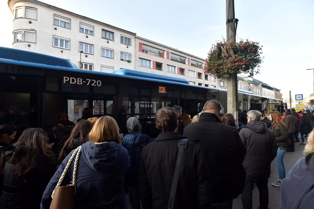 Utasok szállnak fel a 3-as metró vonalának felújítása miatt közlekedő metrópótló buszokra Újpest-központnál 2017. november 6-án. (MTI Fotó: Máthé Zoltán)