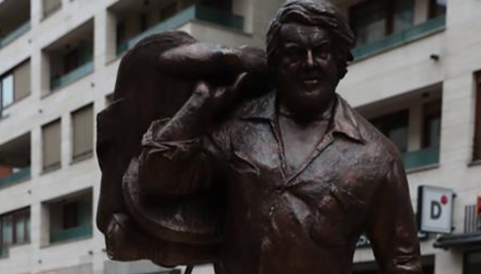 Gyerekei előtt avatták fel Bud Spencer budapesti szobrát – videó