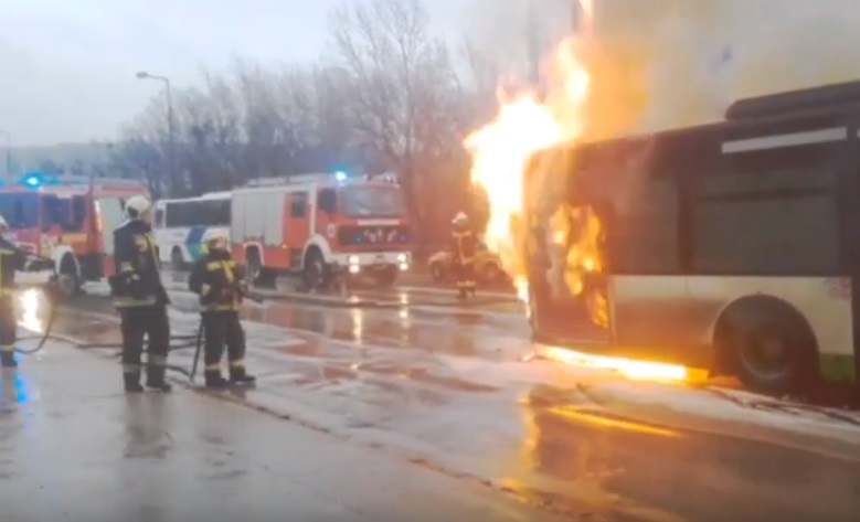 Lángoló buszról menekültek az utasok Tatabányán – videó