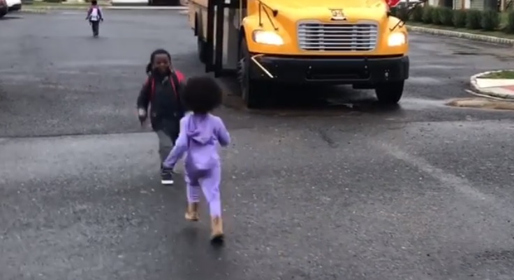 Tízezrek olvadnak a videótól: így örül a 3 éves kislány a hazatérő testvérének