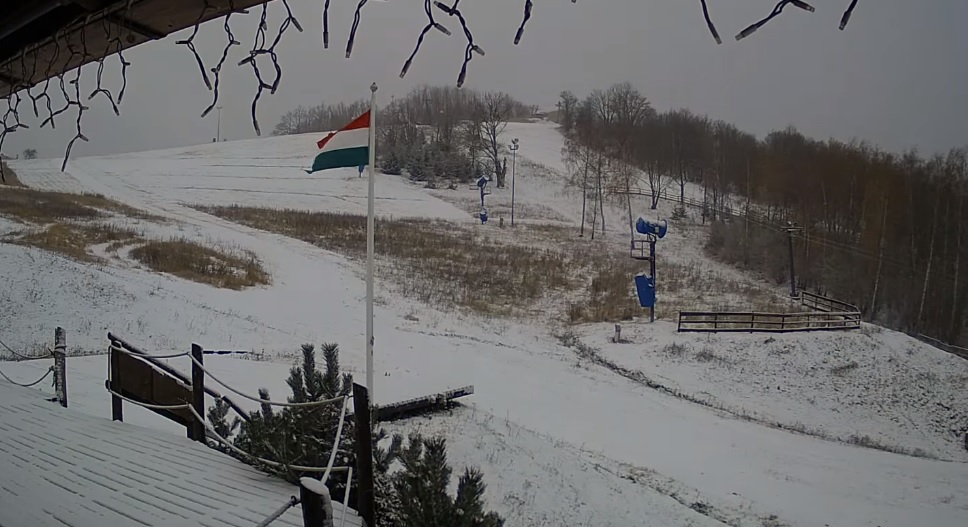 Videók: így havazódtak be kedd reggelre a hegyeink