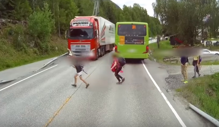 Centiken múlt, hogy nem vasalta ki a kisgyereket a száguldó kamion – hajmeresztő videó