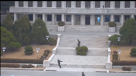 Drámai videó: így dezertált az észak-koreai katona, miközben tüzeltek rá