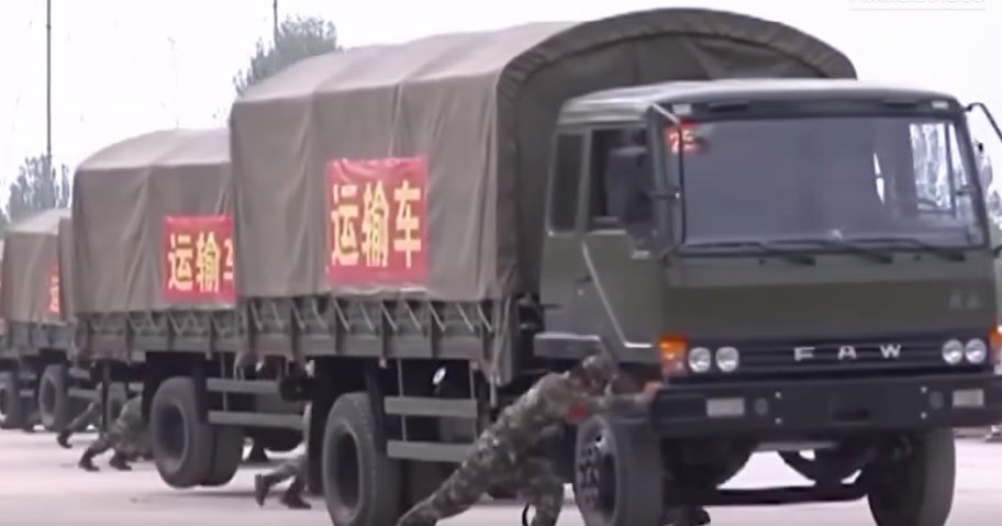 Ahogy Kínában megfordítják a katonai konvojt, arra nincsenek szavak