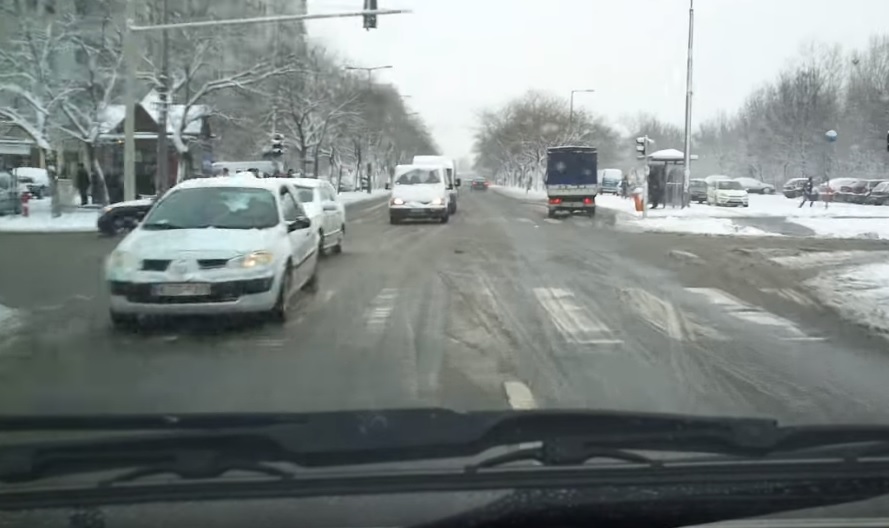 Ahogy ez a magyar mentős száguld szirénzázva a havas úton, arra nincsenek szavak – videó