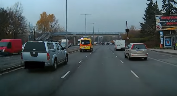 Szirénázó mentőre tapadva száguldozott a magyar autós – videó