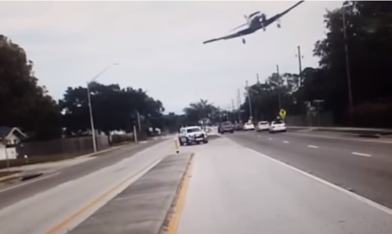 Forgalmas útra zuhant a motorhibás repülőgép – videón a baleset