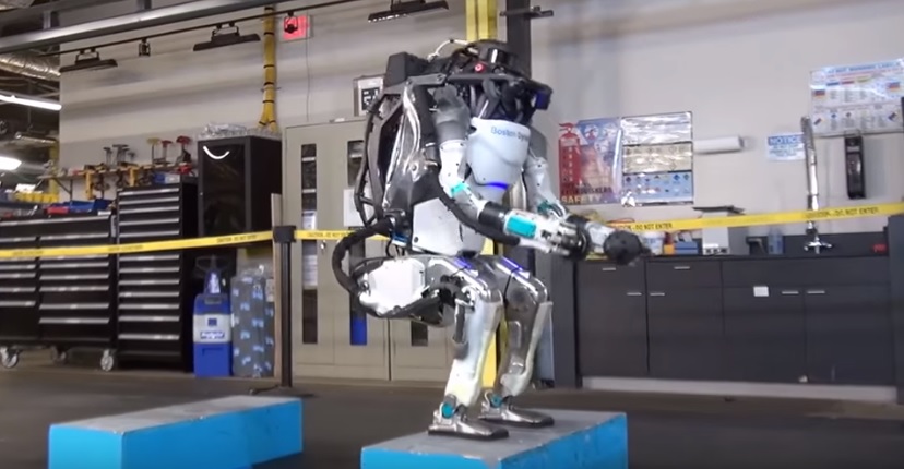 Itt a hátraszaltózó emberszerű robot, amitől rémálmaid lesznek – videó