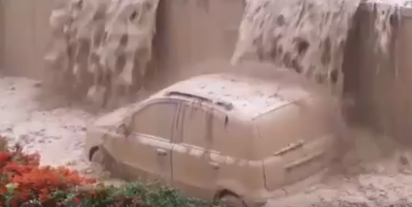Sárlavina mosta el a szerencsétlenül leparkolt kocsit – videó
