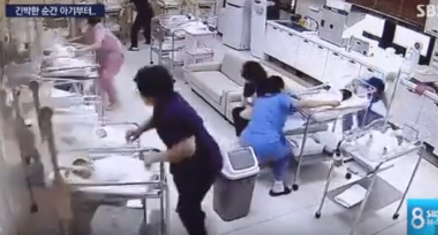 Videón, ahogy a hős ápolók óvják az újszülötteket a földrengés közben