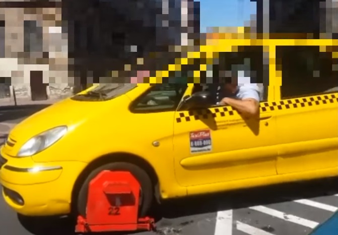 Kerékbilinccsel próbált lelépni a budapesti taxis – videó
