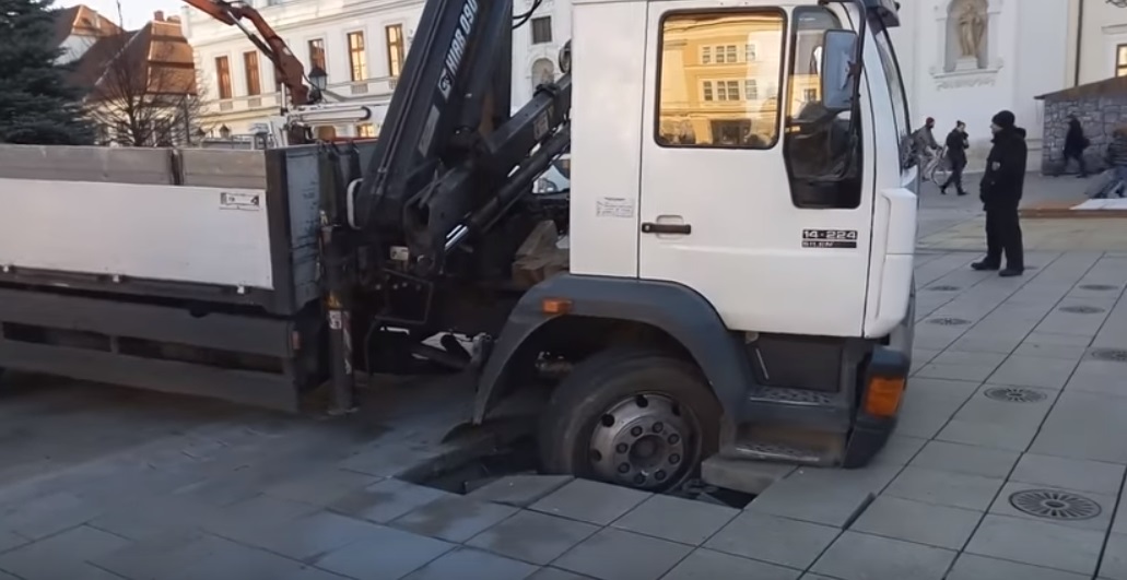 Beszakadt a város karácsonyfáját állító darus kocsi alatt Győr főtere – videó