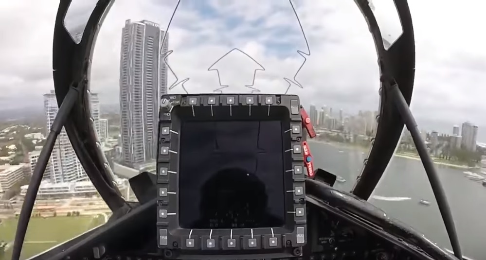Ezt látod egy vadászgépből a felhőkarcolók között repkedve – videók