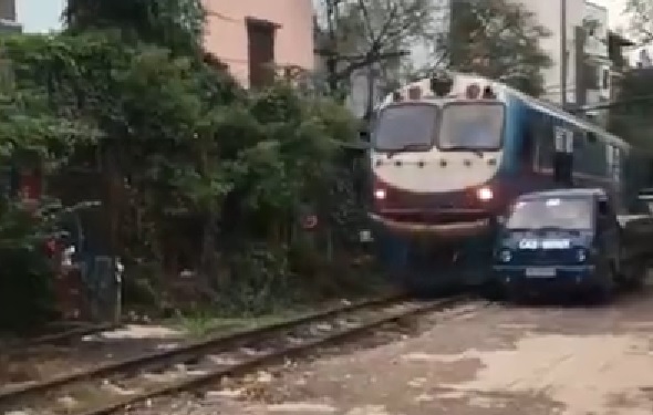 Megnézed ezt a videót, és többé soha nem parkolsz a sínekhez közel
