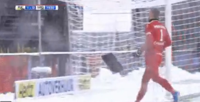 Hólapátot fogott a meccsen a kapus, olyan durván havazott – videó