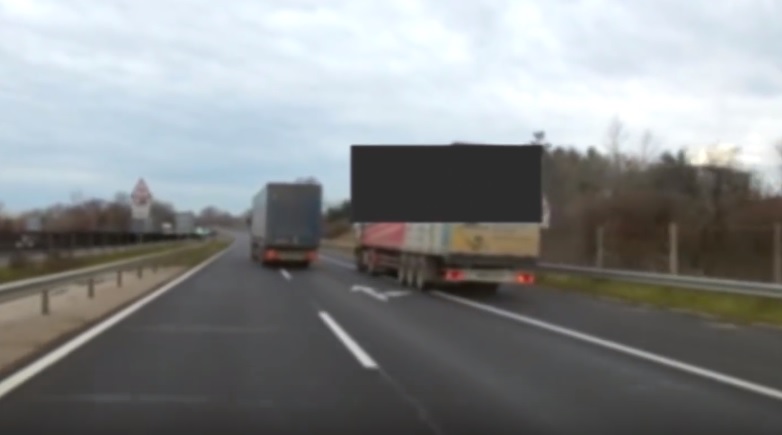 Idióta párbajba kezdett egy magyar és egy román kamion az M7-esen – videó