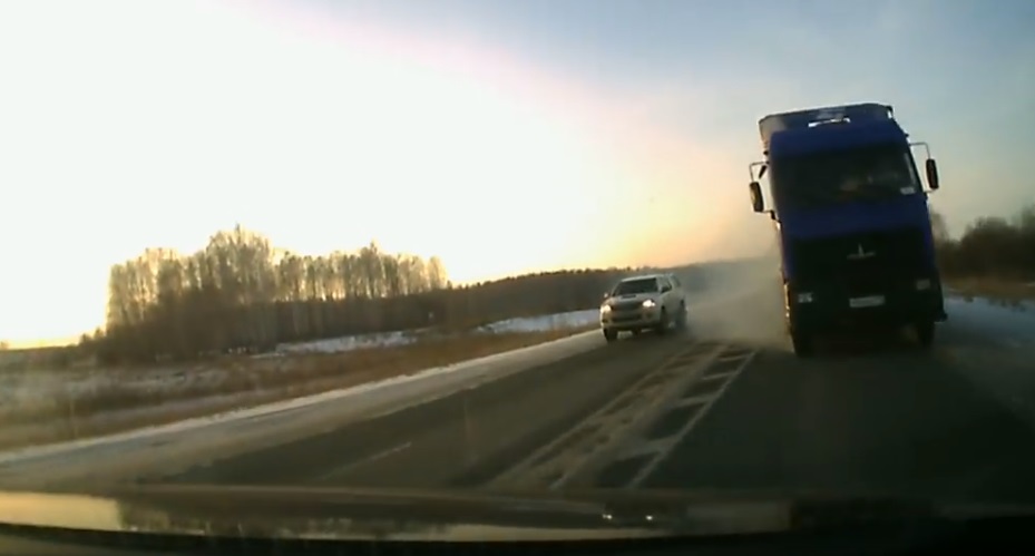 Csúszó kamion jött szembe a havas úton, majdnem a halálát videózta az autós