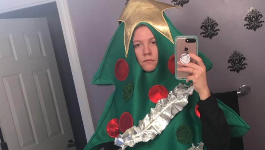 Béna karácsonyfának öltözve szelfizett a lány, megszívatták a twitterezők – fotók