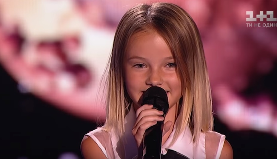 Elvarázsolta a világot hangjával ez a 10 éves kislány – videók