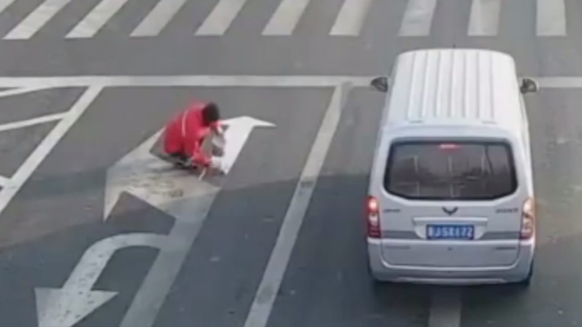 Idegesítette a dugó, átfestette az útburkolati jelet – videó