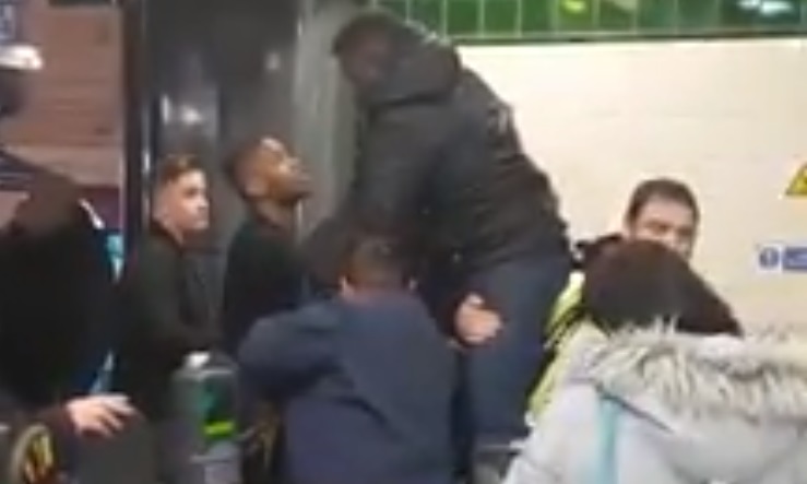 A farkánál fogva akadt fenn a metrós fizetőkapun a bliccelő – videó