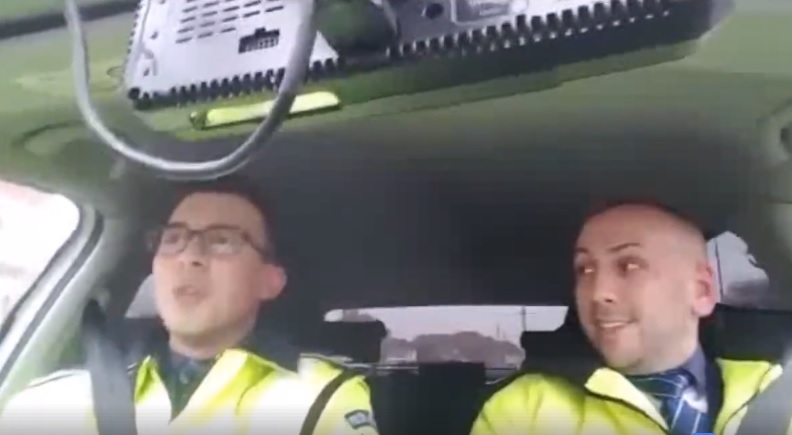 Letarolja a Facebookot a kocsiban éneklő aradi rendőrök karácsonyi köszöntője – videó