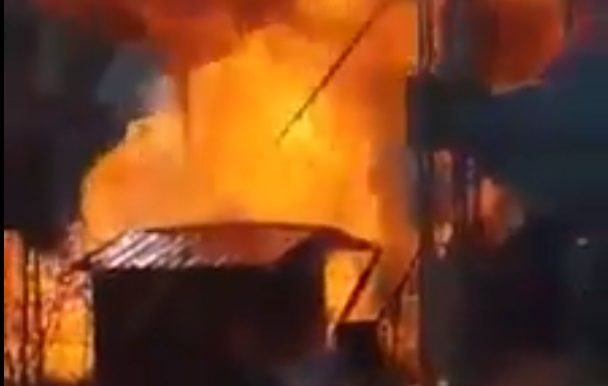 Felrobbant egy fabódé a dunakeszi karácsonyi vásárban – videó