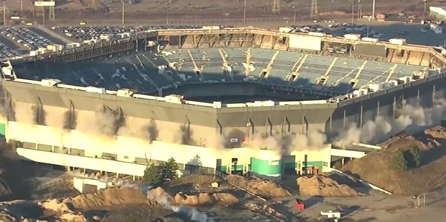Videó: hiába robbantották fel, állva maradt a stadion