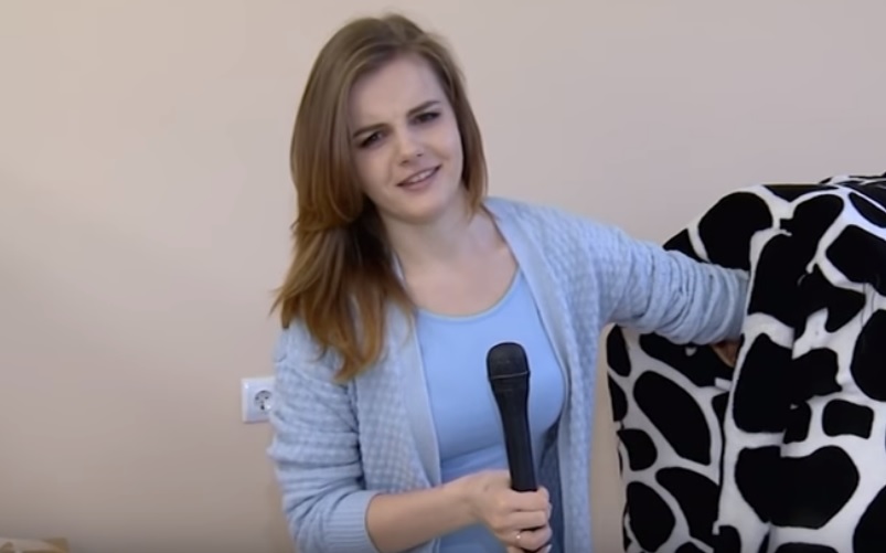 Könyékig benyúlt a fiatal riporternő a gyakorlótehén hátsójába – videó
