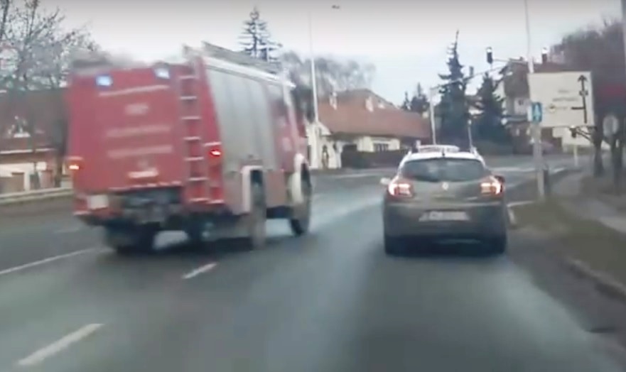 Szirénázó túzoltóautóra húzta rá a furgont Szentendrénél, csattantak is – videó
