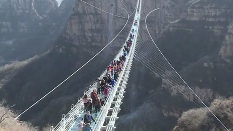 Szédítő a világ leghosszabb üveghídja, most adták át Kínában – videó