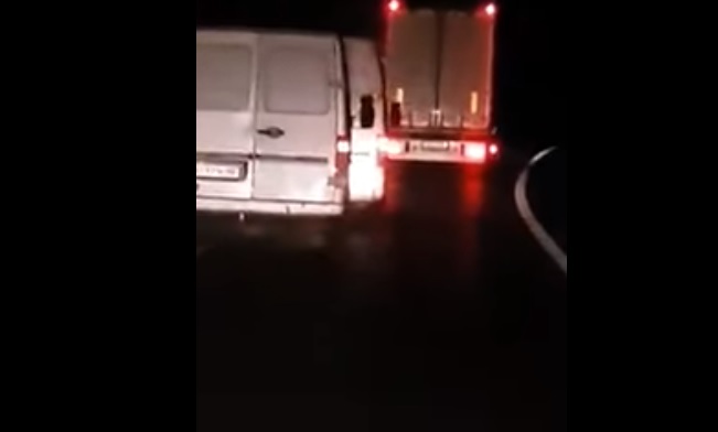 Száguldozva vontatták a lerobbant furgont az autópályán Zalában – videó