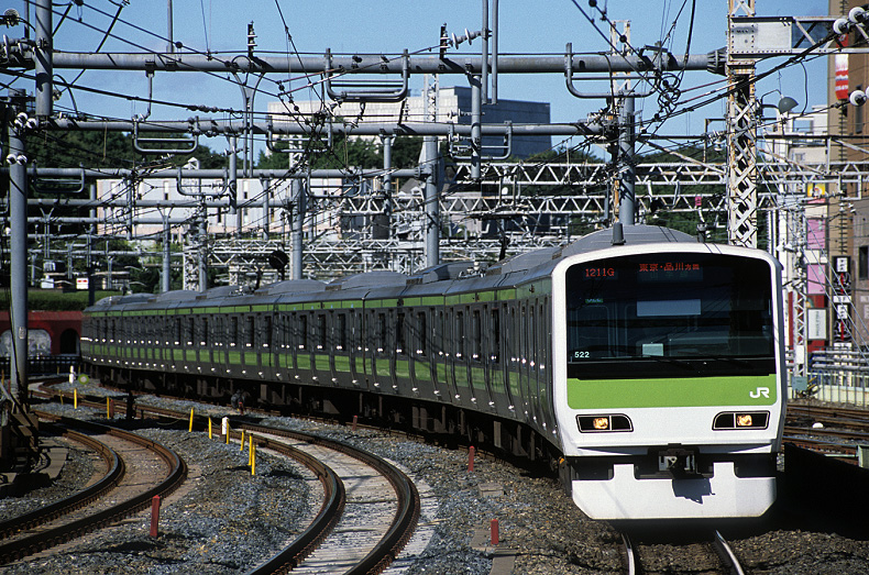 Vonat Japánban (fotó: Wikipedia.org)