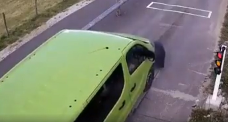 Minden türelmetlen autósnak látnia kell ezt a fájdalmas videót