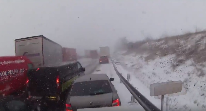 Brutális tömegkarambol a havas autópályán – ezt látta a sofőr