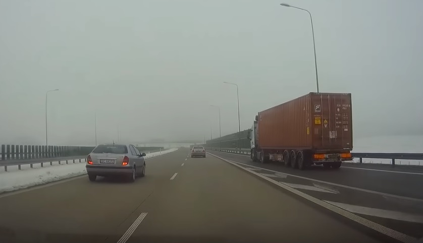 Rettenetes baleset: felrobbantotta a BMW a Skodát – videó