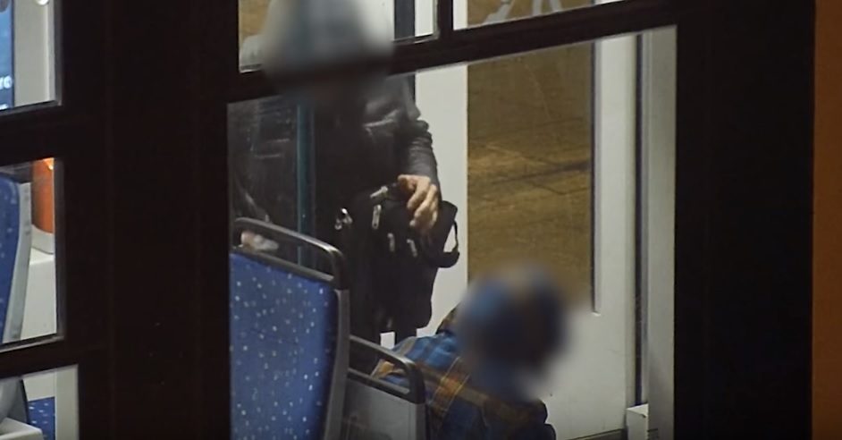Ez történik, ha elalszol a villamoson – rendőrségi videó