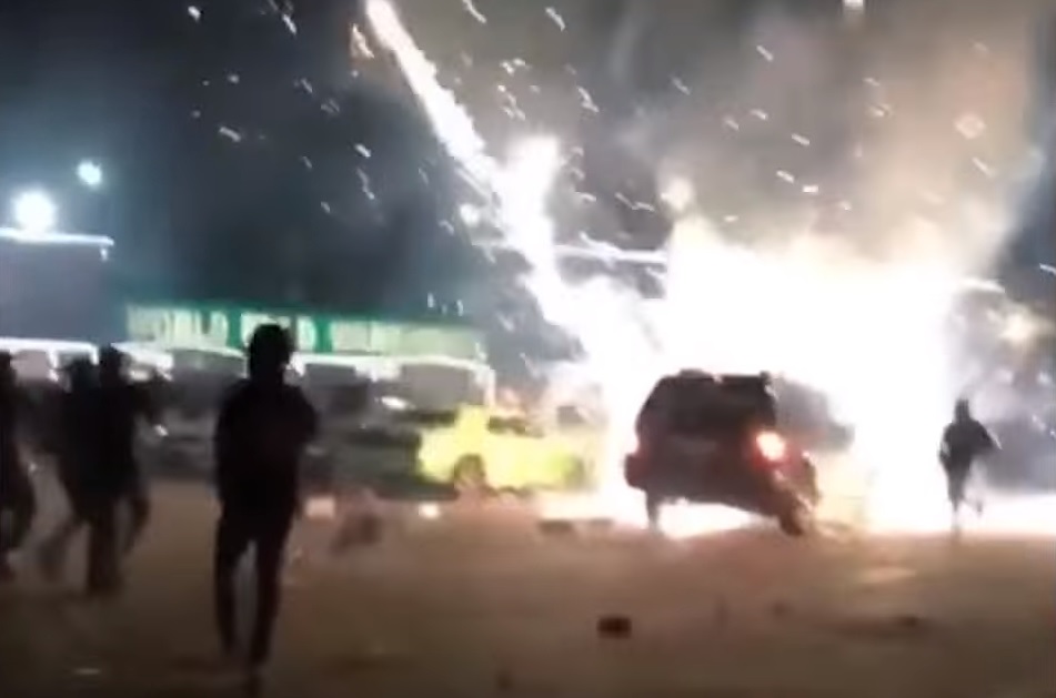 600 tűzijáték robbant fel a kocsi csomagtartójában, videón az elszabadult pokol