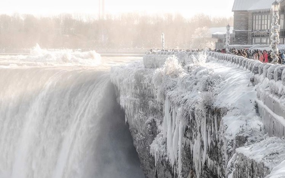A világ nyolcadik csodája a megfagyott Niagara-vízesés – fotók