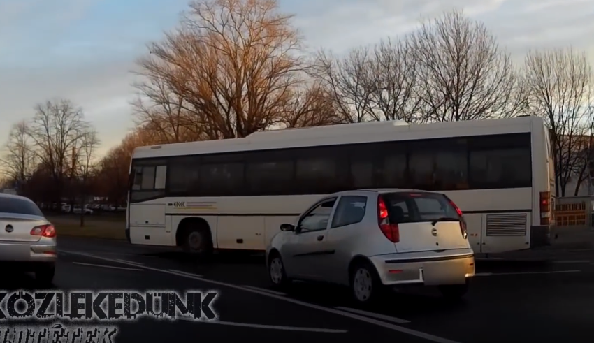 A piroson, elsőbbségadás nélkül zúgott bele a körforgalomba a busz Győrben – videó