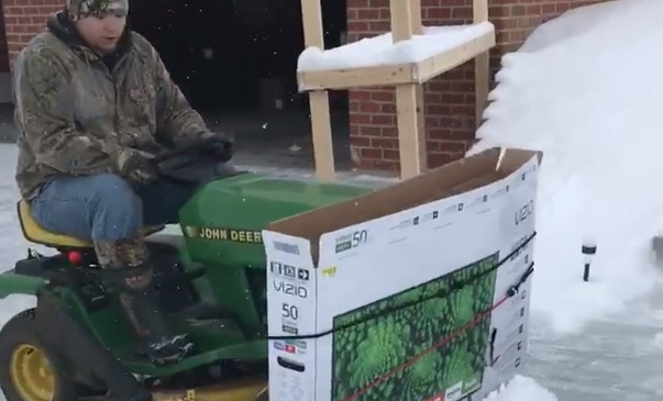 Tévésdobozból és fűnyíróból építette meg az idei tél legmenőbb hókotróját – videó