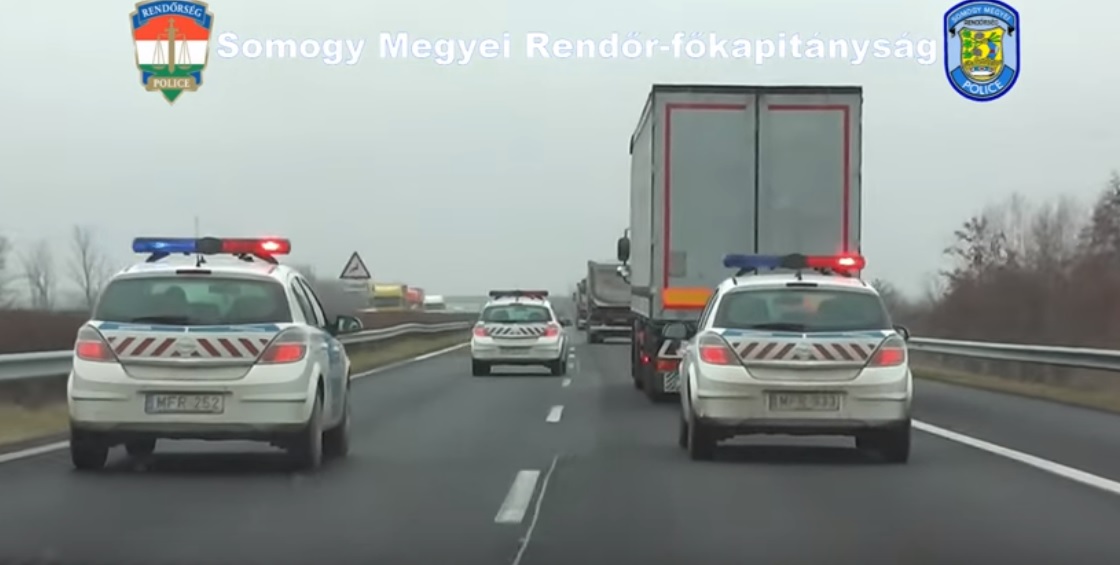 Videó: három rendőrautó rontott rá a KRESZ-t leszaró kamionra Somogyban