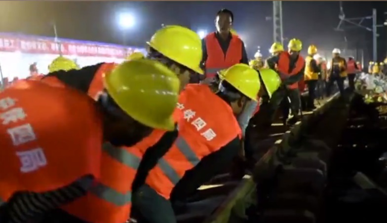 Kilenc óra alatt leraktak egy komlpett vasútvonalat Kínában – videó