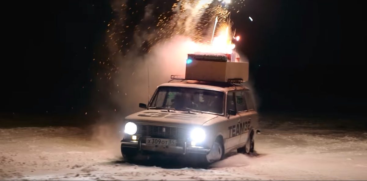 Tízezer tűzijátékot lőttek fel a vén Ladáról, miközben a hóban verették vele – videó