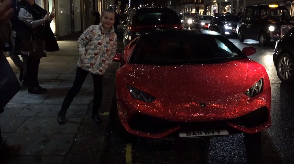 Miért borít be valaki millió kristállyal egy gyönyörű Lamborghinit? Videó