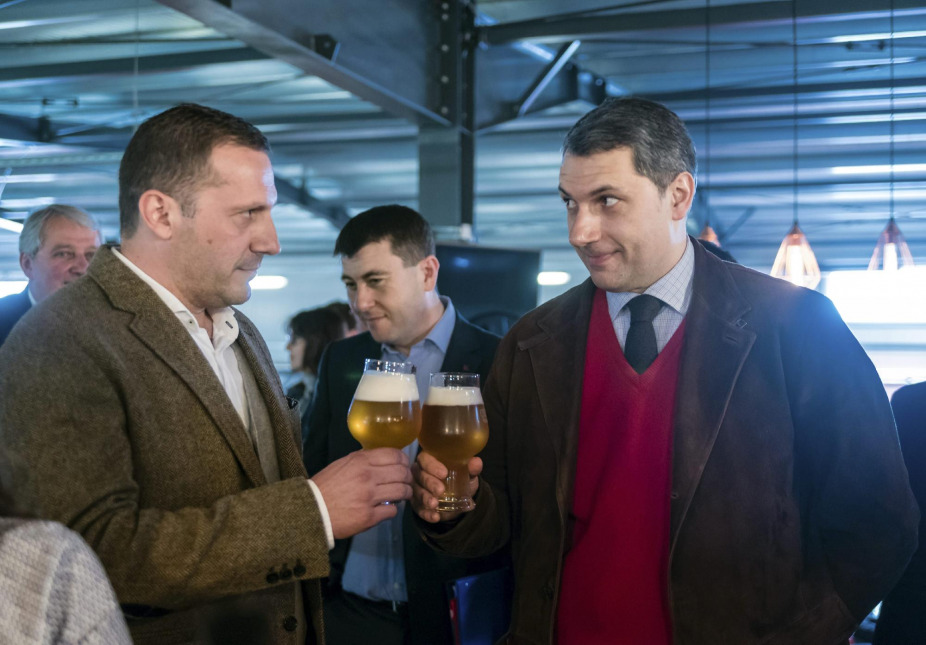 Lénárd András (balról) és Lázár János koccint a Csíki Sört gyártó csíkszentsimoni sörfőzdében 2017. március 24-én
Fotó: MTI/Veres Nándor
