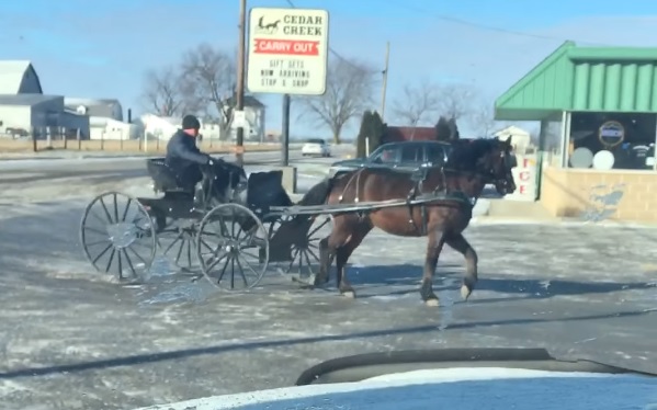Ki mondta, hogy lovaskocsival nem lehet driftelni a jeges parkolóban? – videó