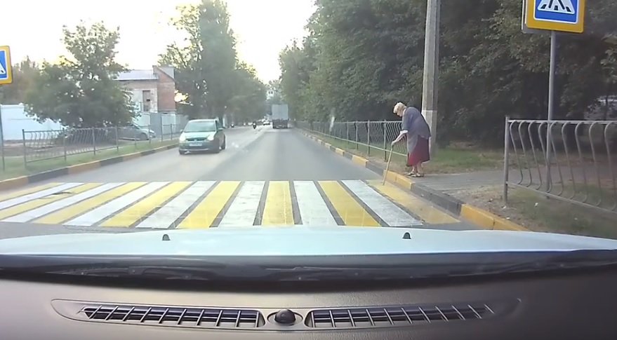 Bottal csoszogó nyugdíjas okozott balesetes káoszt a zebránál – videó