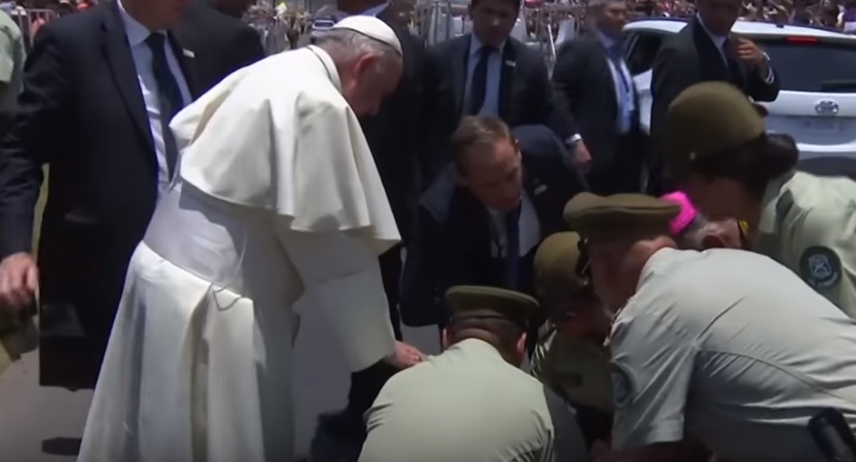Odasétált a pápa a lováról leesett chilei rendőrnőhöz – videó